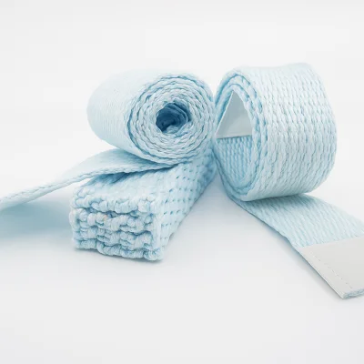 Hellblaues, hitzebeständiges Band, aufgerollt und gefaltet, geeignet für Hochtemperatur-Isolierungen und industrielle Anwendungen.